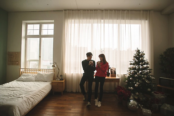 포토 JPG 전신 커플 여자 남자 커피 크리스마스 실내 미소 들기 앉기 20대 성인 두명 앞모습 30대 크리스마스트리 다정 한국인 침대 책상 성인만 국내포토 기념일 음료 뷰포인트 가구 컨셉 관계 모션 표정 사람 동양인 청년 내부 장년 파일형식