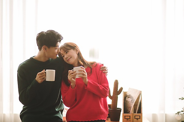 포토 JPG 커플 여자 남자 커피 크리스마스 거실 선인장 실내 미소 들기 앉기 상반신 20대 성인 두명 앞모습 30대 기댐 다정 한국인 머그컵 커피잔 성인만 어깨에손 국내포토 식물 기념일 음료 뷰포인트 컨셉 관계 모션 잔 표정 사람 동양인 청년 내부 컵 장년 파일형식