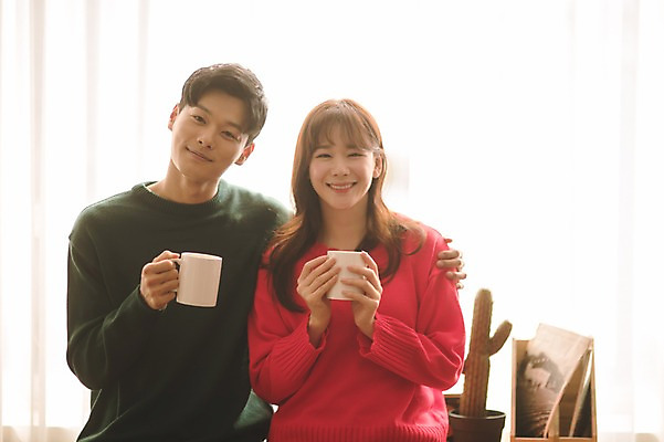 포토 JPG 커플 여자 남자 크리스마스 거실 실내 미소 들기 앉기 상반신 20대 성인 두명 앞모습 30대 다정 한국인 머그컵 커피잔 성인만 어깨에손 국내포토 기념일 커피 뷰포인트 컨셉 관계 모션 잔 표정 사람 동양인 청년 내부 컵 장년 파일형식