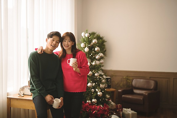 포토 JPG 커플 여자 남자 크리스마스 거실 어깨동무 실내 미소 들기 앉기 상반신 20대 성인 두명 앞모습 아웃포커스 30대 크리스마스트리 다정 한국인 머그컵 커피잔 성인만 국내포토 기념일 커피 뷰포인트 포즈 컨셉 관계 모션 잔 촬영기법 표정 사람 동양인 청년 내부 컵 장년 파일형식