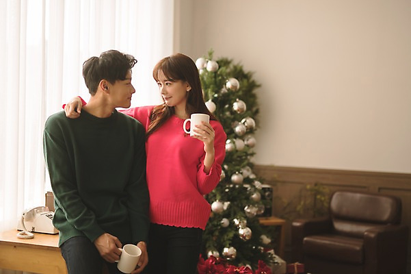 포토 JPG 커플 응시 여자 남자 크리스마스 거실 어깨동무 실내 미소 들기 앉기 상반신 20대 성인 두명 앞모습 아웃포커스 30대 크리스마스트리 다정 한국인 머그컵 성인만 국내포토 시선 기념일 뷰포인트 포즈 컨셉 관계 모션 촬영기법 표정 사람 동양인 청년 내부 컵 장년 파일형식