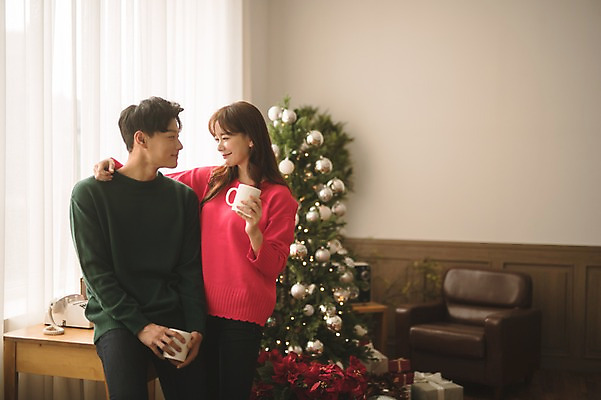포토 JPG 커플 여자 남자 크리스마스 거실 어깨동무 실내 미소 들기 앉기 상반신 20대 성인 두명 앞모습 30대 크리스마스트리 다정 한국인 머그컵 성인만 국내포토 기념일 뷰포인트 포즈 컨셉 관계 모션 표정 사람 동양인 청년 내부 컵 장년 파일형식
