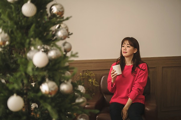 포토 JPG 응시 여자 크리스마스 거실 휴식 실내 한명 미소 들기 앉기 상반신 성인 앞모습 아웃포커스 30대 크리스마스트리 한국인 머그컵 성인여자한명만 국내포토 1 시선 기념일 뷰포인트 컨셉 모션 촬영기법 표정 사람 동양인 내부 컵 장년 여자한명만 성인여자만 파일형식