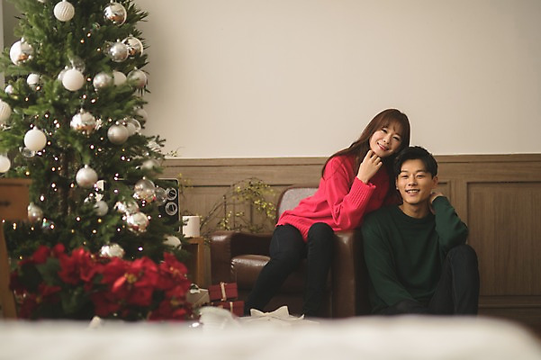 포토 JPG 커플 여자 남자 크리스마스 거실 실내 미소 앉기 상반신 20대 성인 두명 앞모습 아웃포커스 30대 소파 크리스마스트리 다정 한국인 성인만 국내포토 기념일 뷰포인트 컨셉 의자 관계 모션 촬영기법 표정 사람 동양인 청년 내부 장년 파일형식