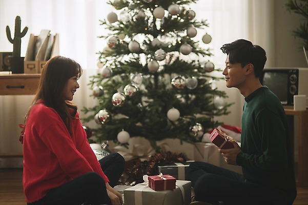 포토 JPG 커플 응시 여자 남자 크리스마스 실내 선물 미소 앉기 상반신 20대 성인 두명 옆모습 아웃포커스 30대 크리스마스트리 다정 한국인 성인만 국내포토 시선 기념일 뷰포인트 컨셉 관계 모션 촬영기법 표정 사람 동양인 청년 내부 장년 파일형식