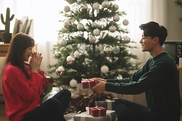 포토 JPG 커플 응시 여자 남자 크리스마스 실내 선물 미소 앉기 상반신 20대 성인 두명 옆모습 아웃포커스 30대 크리스마스트리 다정 한국인 감동 성인만 국내포토 시선 기념일 감정 뷰포인트 컨셉 관계 모션 촬영기법 표정 사람 동양인 청년 내부 장년 파일형식