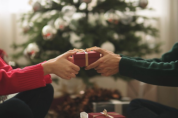 포토 JPG 손 커플 여자 남자 크리스마스 실내 선물 들기 앉기 상반신 20대 성인 두명 아웃포커스 신체부위 30대 크리스마스트리 다정 한국인 성인만 국내포토 기념일 컨셉 관계 모션 촬영기법 사람 동양인 청년 내부 장년 파일형식