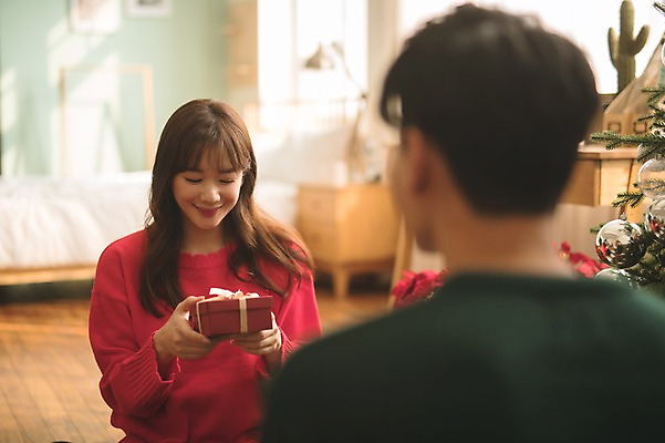 포토 JPG 커플 여자 남자 크리스마스 실내 선물 미소 들기 앉기 상반신 20대 성인 두명 앞모습 뒷모습 아웃포커스 30대 다정 한국인 성인만 국내포토 기념일 뷰포인트 컨셉 관계 모션 촬영기법 표정 사람 동양인 청년 내부 장년 파일형식