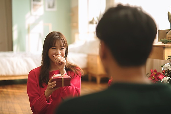 포토 JPG 커플 여자 남자 크리스마스 실내 선물 미소 들기 앉기 상반신 20대 성인 두명 앞모습 뒷모습 아웃포커스 30대 다정 기쁨 한국인 성인만 국내포토 기념일 감정 뷰포인트 컨셉 관계 모션 촬영기법 표정 사람 동양인 청년 내부 장년 파일형식