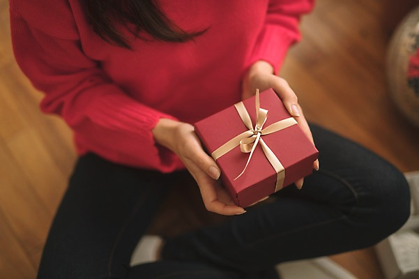 포토 JPG 여자 크리스마스 실내 선물 한명 들기 앉기 상반신 성인 앞모습 아웃포커스 신체부위 30대 하이앵글 한국인 성인여자한명만 국내포토 1 기념일 뷰포인트 모션 촬영기법 사람 동양인 내부 장년 여자한명만 성인여자만 파일형식