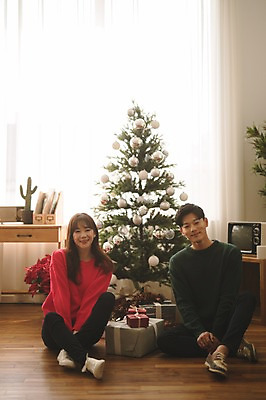 포토 JPG 전신 커플 여자 남자 크리스마스 실내 선물 미소 앉기 20대 성인 두명 앞모습 30대 크리스마스트리 다정 한국인 성인만 국내포토 기념일 뷰포인트 컨셉 관계 모션 표정 사람 동양인 청년 내부 장년 파일형식