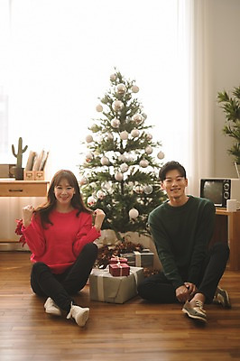 포토 JPG 전신 커플 여자 남자 크리스마스 실내 선물 미소 앉기 20대 성인 두명 앞모습 30대 크리스마스트리 다정 한국인 성인만 국내포토 기념일 뷰포인트 컨셉 관계 모션 표정 사람 동양인 청년 내부 장년 파일형식