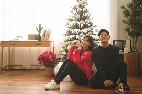 포토 JPG 전신 커플 여자 남자 크리스마스 거실 실내 미소 앉기 20대 성인 두명 앞모습 옆모습 아웃포커스 30대 크리스마스트리 기댐 다정 한국인 성인만 국내포토 기념일 뷰포인트 컨셉 관계 모션 촬영기법 표정 사람 동양인 청년 내부 장년 파일형식