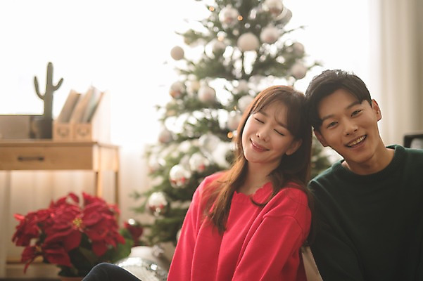 포토 JPG 커플 여자 남자 크리스마스 거실 실내 미소 앉기 상반신 20대 성인 두명 앞모습 아웃포커스 30대 크리스마스트리 눈감음 기댐 다정 한국인 성인만 국내포토 기념일 뷰포인트 컨셉 관계 모션 촬영기법 표정 사람 동양인 청년 내부 장년 파일형식