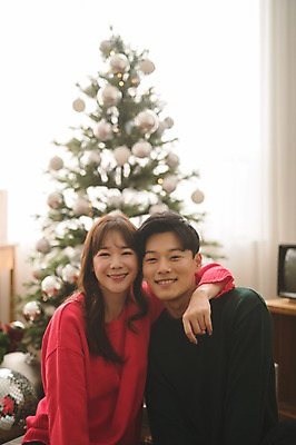 포토 JPG 커플 여자 남자 크리스마스 어깨동무 실내 미소 앉기 상반신 20대 성인 두명 앞모습 아웃포커스 30대 크리스마스트리 다정 한국인 성인만 국내포토 기념일 뷰포인트 포즈 컨셉 관계 모션 촬영기법 표정 사람 동양인 청년 내부 장년 파일형식