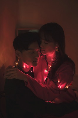 포토 JPG 커플 여자 남자 크리스마스 전구 안기 조명 실내 앉기 상반신 20대 성인 두명 옆모습 30대 빛 눈감음 다정 한국인 성인만 국내포토 기념일 뷰포인트 컨셉 관계 모션 사람 동양인 청년 내부 장년 파일형식
