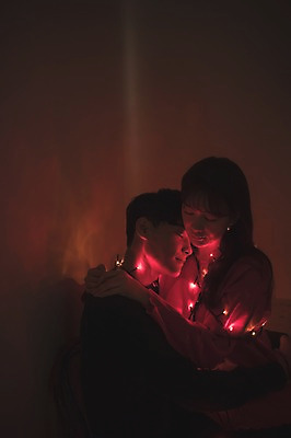 포토 JPG 커플 여자 남자 크리스마스 전구 안기 조명 실내 미소 앉기 상반신 20대 성인 두명 옆모습 30대 빛 눈감음 다정 한국인 성인만 국내포토 기념일 뷰포인트 컨셉 관계 모션 표정 사람 동양인 청년 내부 장년 파일형식