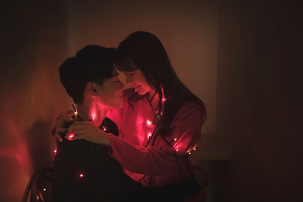 포토 JPG 커플 여자 남자 크리스마스 전구 안기 조명 실내 미소 앉기 상반신 20대 성인 두명 옆모습 30대 빛 눈감음 다정 한국인 성인만 국내포토 기념일 뷰포인트 컨셉 관계 모션 표정 사람 동양인 청년 내부 장년 파일형식