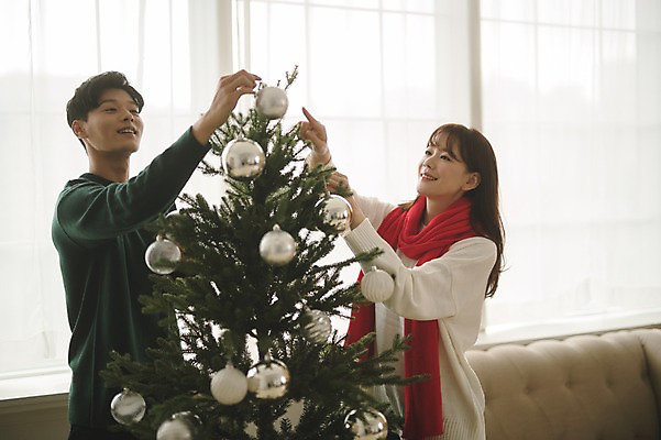 포토 JPG 커플 응시 여자 남자 크리스마스장식 크리스마스 거실 실내 서기 미소 상반신 20대 성인 두명 옆모습 30대 크리스마스트리 다정 한국인 꾸미기 성인만 국내포토 시선 기념일 뷰포인트 컨셉 관계 모션 표정 사람 동양인 청년 내부 장년 파일형식