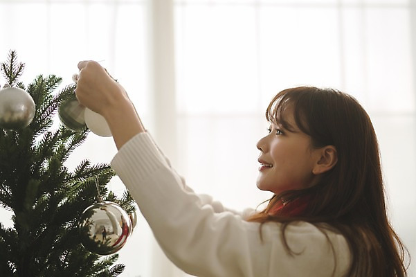 포토 JPG 응시 여자 크리스마스장식 크리스마스 거실 실내 한명 서기 미소 들기 상반신 성인 옆모습 30대 크리스마스트리 한국인 꾸미기 성인여자한명만 국내포토 1 시선 기념일 뷰포인트 모션 표정 사람 동양인 내부 장년 여자한명만 성인여자만 파일형식