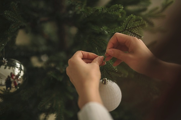 포토 JPG 손 여자 크리스마스장식 크리스마스 실내 한명 들기 성인 아웃포커스 신체부위 30대 크리스마스트리 한국인 꾸미기 성인여자한명만 국내포토 1 기념일 모션 촬영기법 사람 동양인 내부 장년 여자한명만 성인여자만 파일형식