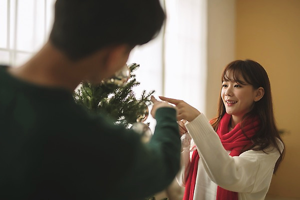 포토 JPG 커플 응시 여자 남자 크리스마스장식 크리스마스 거실 실내 서기 미소 들기 상반신 20대 성인 두명 앞모습 뒷모습 아웃포커스 30대 크리스마스트리 다정 한국인 꾸미기 성인만 국내포토 시선 기념일 뷰포인트 컨셉 관계 모션 촬영기법 표정 사람 동양인 청년 내부 장년 파일형식