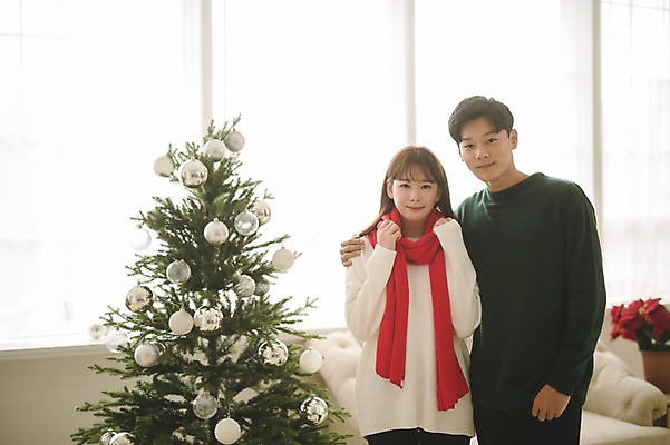 포토 JPG 커플 여자 남자 크리스마스 거실 어깨동무 실내 서기 미소 상반신 20대 성인 두명 앞모습 30대 소파 크리스마스트리 목도리 다정 한국인 성인만 국내포토 잡화 기념일 뷰포인트 포즈 컨셉 의자 관계 모션 표정 사람 동양인 청년 내부 장년 파일형식