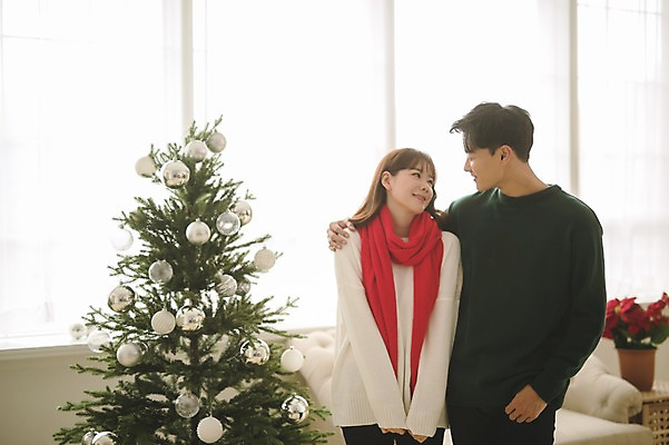 포토 JPG 커플 응시 여자 남자 크리스마스 거실 어깨동무 실내 서기 미소 상반신 20대 성인 두명 앞모습 30대 소파 크리스마스트리 목도리 다정 한국인 성인만 국내포토 시선 잡화 기념일 뷰포인트 포즈 컨셉 의자 관계 모션 표정 사람 동양인 청년 내부 장년 파일형식