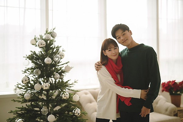 포토 JPG 커플 여자 남자 크리스마스 거실 안기 실내 서기 미소 상반신 20대 성인 두명 앞모습 30대 소파 크리스마스트리 목도리 다정 한국인 성인만 어깨에손 국내포토 잡화 기념일 뷰포인트 컨셉 의자 관계 모션 표정 사람 동양인 청년 내부 장년 파일형식