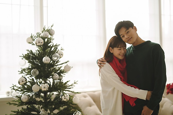 포토 JPG 커플 여자 남자 크리스마스 거실 안기 실내 서기 미소 상반신 20대 성인 두명 앞모습 옆모습 30대 소파 크리스마스트리 목도리 다정 한국인 성인만 어깨에손 국내포토 잡화 기념일 뷰포인트 컨셉 의자 관계 모션 표정 사람 동양인 청년 내부 장년 파일형식