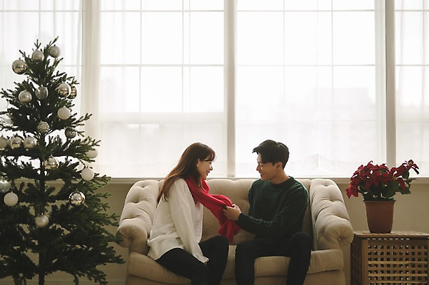 포토 JPG 커플 응시 여자 남자 화분 크리스마스 거실 실내 미소 앉기 상반신 20대 성인 두명 옆모습 30대 소파 크리스마스트리 목도리 다정 한국인 잡기 성인만 국내포토 시선 잡화 기념일 뷰포인트 컨셉 의자 관계 모션 표정 사람 동양인 청년 내부 장년 파일형식