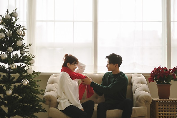포토 JPG 커플 응시 여자 남자 화분 크리스마스 거실 실내 미소 앉기 상반신 20대 성인 두명 옆모습 30대 소파 크리스마스트리 목도리 다정 한국인 잡기 성인만 국내포토 시선 잡화 기념일 뷰포인트 컨셉 의자 관계 모션 표정 사람 동양인 청년 내부 장년 파일형식