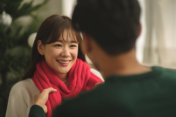 포토 JPG 커플 응시 여자 남자 크리스마스 실내 서기 미소 상반신 20대 성인 두명 앞모습 뒷모습 아웃포커스 30대 크리스마스트리 목도리 다정 한국인 성인만 국내포토 시선 잡화 기념일 뷰포인트 컨셉 관계 모션 촬영기법 표정 사람 동양인 청년 내부 장년 파일형식