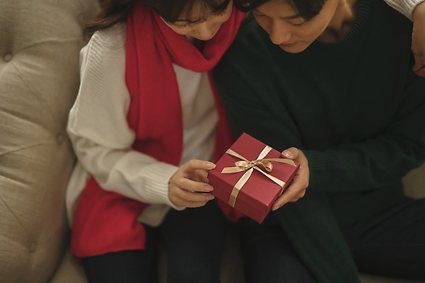포토 JPG 커플 응시 여자 남자 크리스마스 거실 실내 선물 미소 들기 앉기 상반신 20대 성인 두명 앞모습 30대 소파 하이앵글 목도리 다정 한국인 성인만 국내포토 시선 잡화 기념일 뷰포인트 컨셉 의자 관계 모션 표정 사람 동양인 청년 내부 장년 파일형식