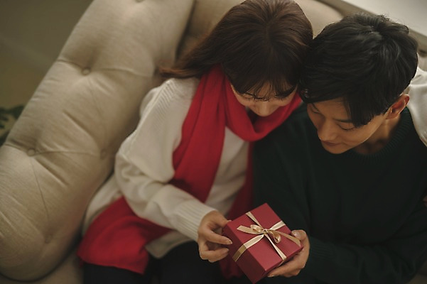 포토 JPG 커플 여자 남자 크리스마스 거실 실내 선물 미소 들기 앉기 상반신 20대 성인 두명 앞모습 아웃포커스 30대 소파 하이앵글 목도리 다정 한국인 성인만 국내포토 잡화 기념일 뷰포인트 컨셉 의자 관계 모션 촬영기법 표정 사람 동양인 청년 내부 장년 파일형식