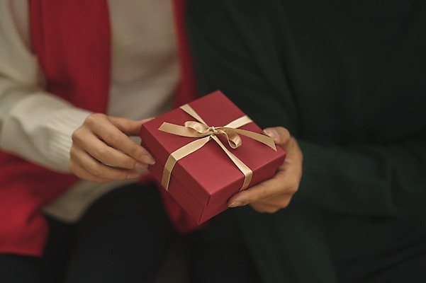 포토 JPG 손 커플 여자 남자 크리스마스 실내 선물 들기 앉기 상반신 20대 성인 두명 앞모습 신체부위 30대 목도리 다정 한국인 성인만 국내포토 잡화 기념일 뷰포인트 컨셉 관계 모션 사람 동양인 청년 내부 장년 파일형식