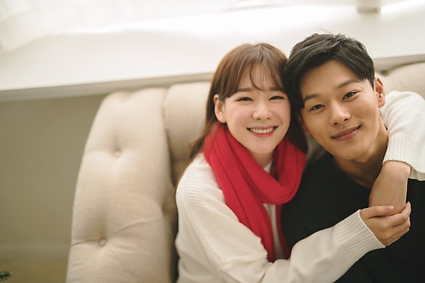 포토 JPG 커플 여자 남자 크리스마스 거실 어깨동무 실내 미소 앉기 상반신 20대 성인 두명 앞모습 아웃포커스 30대 소파 목도리 다정 한국인 성인만 국내포토 잡화 기념일 뷰포인트 포즈 컨셉 의자 관계 모션 촬영기법 표정 사람 동양인 청년 내부 장년 파일형식