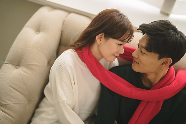 포토 JPG 커플 응시 여자 남자 크리스마스 거실 실내 미소 앉기 상반신 20대 성인 두명 앞모습 30대 소파 목도리 다정 한국인 성인만 국내포토 시선 잡화 기념일 뷰포인트 컨셉 의자 관계 모션 표정 사람 동양인 청년 내부 장년 파일형식 가구 인종 이벤트 생활용품 오브젝트