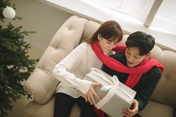 포토 JPG 커플 응시 여자 남자 크리스마스 거실 실내 선물 미소 들기 앉기 상반신 20대 성인 두명 앞모습 30대 소파 크리스마스트리 목도리 다정 한국인 성인만 국내포토 시선 잡화 기념일 뷰포인트 컨셉 의자 관계 모션 표정 사람 동양인 청년 내부 장년 파일형식