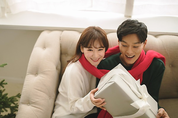 포토 JPG 커플 여자 남자 크리스마스 거실 실내 선물 미소 들기 앉기 상반신 20대 성인 두명 앞모습 아웃포커스 30대 선물상자 소파 크리스마스트리 목도리 다정 한국인 성인만 국내포토 잡화 기념일 뷰포인트 컨셉 의자 관계 모션 촬영기법 표정 사람 동양인 청년 내부 장년 상자 파일형식