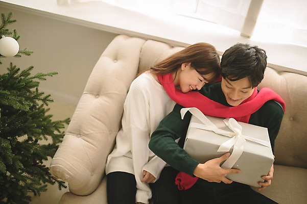 포토 JPG 커플 응시 여자 남자 크리스마스 거실 실내 선물 미소 들기 앉기 상반신 20대 성인 두명 앞모습 30대 소파 크리스마스트리 목도리 다정 한국인 성인만 국내포토 시선 잡화 기념일 뷰포인트 컨셉 의자 관계 모션 표정 사람 동양인 청년 내부 장년 파일형식 가구 인종 이벤트 생활용품 오브젝트
