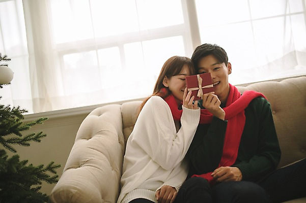 포토 JPG 커플 여자 남자 크리스마스 거실 실내 선물 미소 들기 앉기 상반신 20대 성인 두명 앞모습 30대 소파 크리스마스트리 목도리 다정 한국인 얼굴가리기 성인만 국내포토 잡화 기념일 뷰포인트 컨셉 의자 관계 모션 표정 사람 동양인 청년 내부 장년 가림 파일형식
