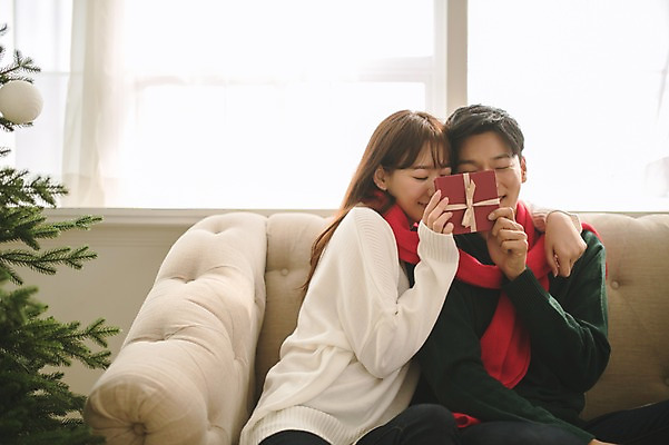 포토 JPG 커플 여자 남자 크리스마스 거실 어깨동무 실내 선물 미소 들기 앉기 상반신 20대 성인 두명 앞모습 30대 소파 크리스마스트리 목도리 다정 한국인 얼굴가리기 성인만 국내포토 잡화 기념일 뷰포인트 포즈 컨셉 의자 관계 모션 표정 사람 동양인 청년 내부 장년 가림 파일형식