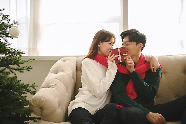 포토 JPG 커플 응시 여자 남자 크리스마스 거실 실내 미소 들기 앉기 상반신 20대 성인 두명 앞모습 30대 선물상자 소파 크리스마스트리 목도리 다정 한국인 성인만 국내포토 시선 잡화 기념일 뷰포인트 컨셉 의자 관계 모션 표정 선물 사람 동양인 청년 내부 장년 상자 파일형식