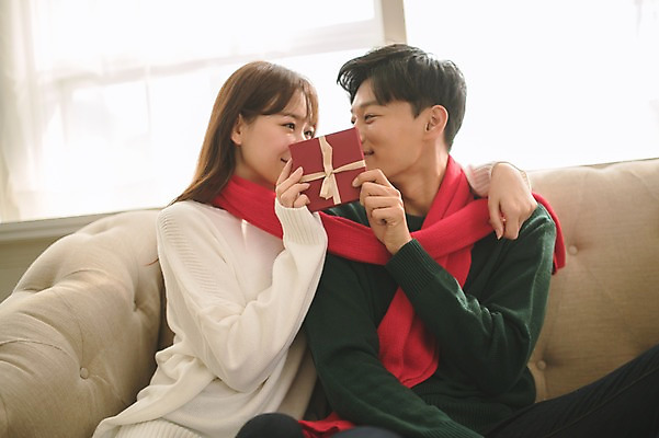 포토 JPG 커플 여자 남자 크리스마스 거실 어깨동무 실내 선물 미소 들기 앉기 상반신 20대 성인 두명 앞모습 30대 소파 크리스마스트리 목도리 다정 한국인 성인만 국내포토 잡화 기념일 뷰포인트 포즈 컨셉 의자 관계 모션 표정 사람 동양인 청년 내부 장년 파일형식 가구 인종 이벤트 생활용품 오브젝트