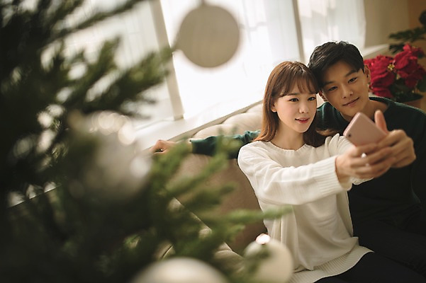 포토 JPG 커플 여자 남자 크리스마스 거실 실내 미소 들기 앉기 상반신 20대 성인 두명 앞모습 아웃포커스 30대 스마트폰 크리스마스트리 다정 한국인 셀프카메라 성인만 국내포토 기념일 뷰포인트 컨셉 관계 모션 촬영기법 표정 사람 동양인 청년 내부 장년 핸드폰 스마트기기 사진촬영 파일형식