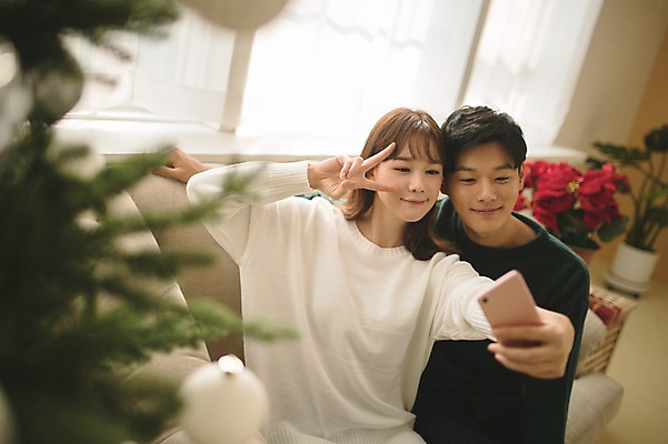 포토 JPG 커플 여자 남자 크리스마스 거실 실내 미소 들기 앉기 상반신 20대 성인 두명 앞모습 아웃포커스 30대 스마트폰 크리스마스트리 다정 한국인 셀프카메라 성인만 국내포토 기념일 뷰포인트 컨셉 관계 모션 촬영기법 표정 사람 동양인 청년 내부 장년 핸드폰 스마트기기 사진촬영 파일형식