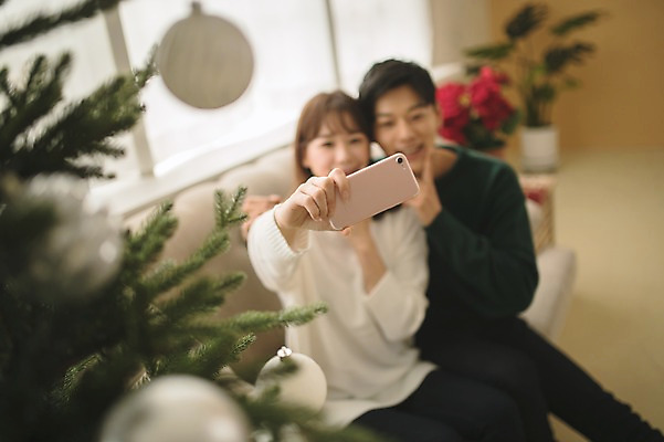 포토 JPG 커플 여자 남자 크리스마스 거실 실내 미소 들기 앉기 상반신 20대 성인 두명 앞모습 아웃포커스 30대 스마트폰 크리스마스트리 다정 한국인 셀프카메라 성인만 국내포토 기념일 뷰포인트 컨셉 관계 모션 촬영기법 표정 사람 동양인 청년 내부 장년 핸드폰 스마트기기 사진촬영 파일형식