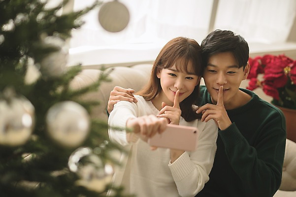 포토 JPG 커플 여자 남자 크리스마스 거실 실내 미소 들기 앉기 상반신 20대 성인 두명 앞모습 아웃포커스 30대 스마트폰 크리스마스트리 다정 한국인 셀프카메라 쉿 성인만 국내포토 기념일 뷰포인트 컨셉 관계 모션 촬영기법 표정 사람 동양인 청년 내부 장년 핸드폰 스마트기기 사진촬영 조용 파일형식