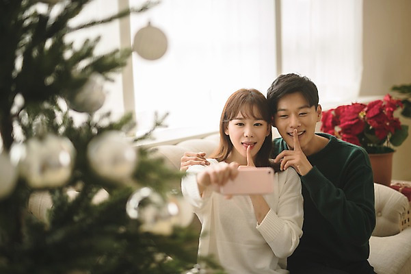 포토 JPG 커플 여자 남자 크리스마스 실내 미소 들기 앉기 상반신 20대 성인 두명 앞모습 아웃포커스 30대 스마트폰 크리스마스트리 다정 한국인 셀프카메라 쉿 성인만 국내포토 기념일 뷰포인트 컨셉 관계 모션 촬영기법 표정 사람 동양인 청년 내부 장년 핸드폰 스마트기기 사진촬영 조용 파일형식